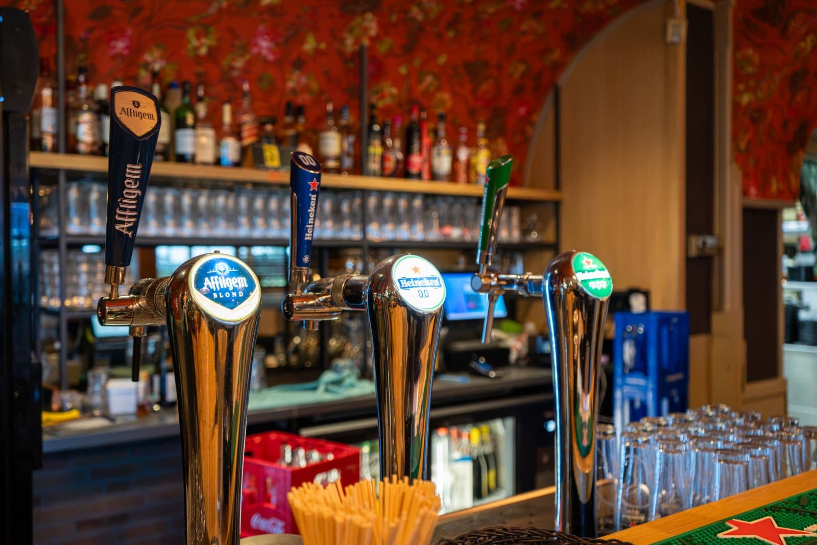 De biertaps op de bar van Teppan