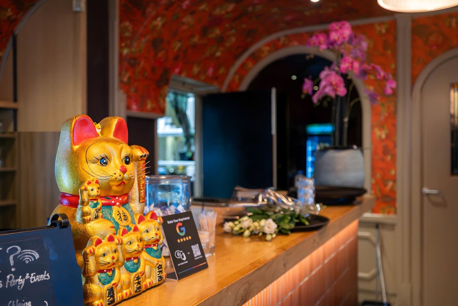 Gouden gelukskatten op de bar van Teppan